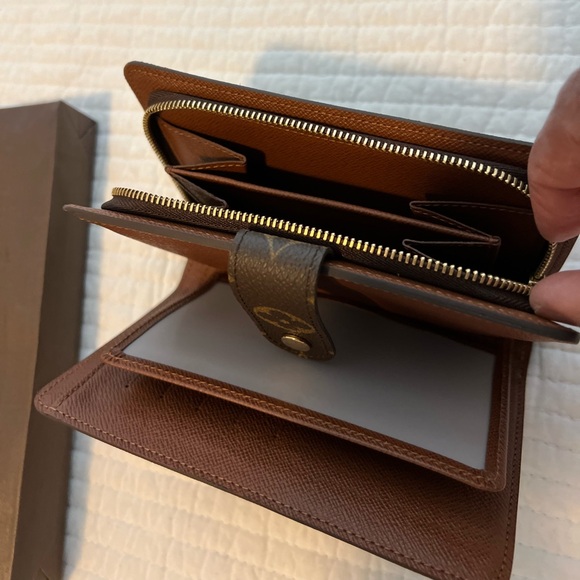 Louis Vuitton Wallet! - Picture 3 of 9